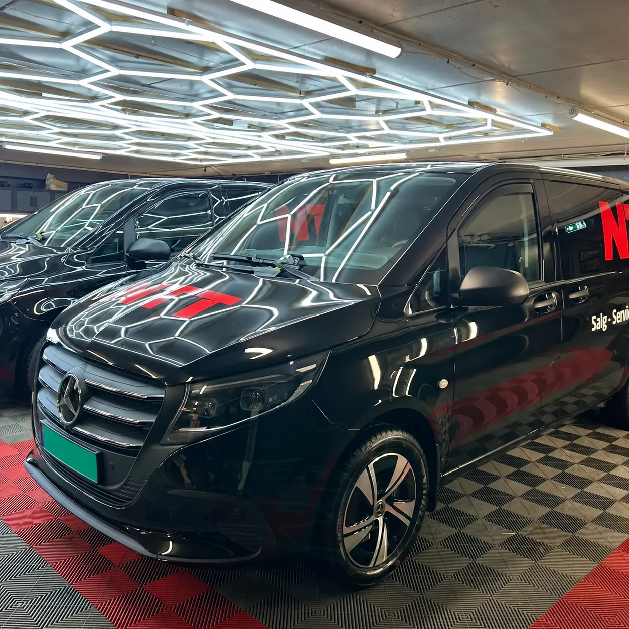 Sort Mercedes varebil med firmadekor, nyvasket i studioet